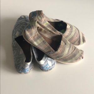 2 pair of Toms size 8 womens Classic alpargata